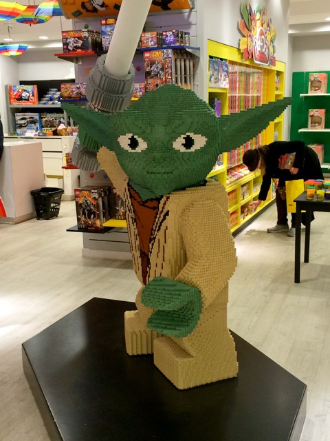 Legofigur in Kaufhaus